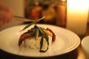 回锅肉 Plating the twice-cooked pork